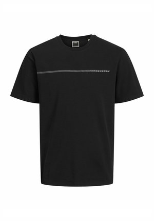 Schwarzes T-Shirt mit kurzen Ärmeln, Rundhalsausschnitt und horizontalem reflektierendem Streifen über der Brust, der auf der rechten Seite einen kleinen Markennamentext trägt.