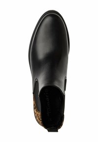 Bottine en cuir noir avec des accents en imprimé léopard, panneaux latéraux élastiques et bout rond. La semelle est plate avec un léger talon.