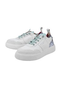 Białe skórzane trampki z fakturowanym noskiem, jasnoniebieskimi sznurowadłami i wzorzystymi akcentami na pięcie. Elastyczna gumowa podeszwa.