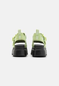UGG CORA - Platvormsandaalid - caterpillar