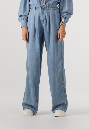 Lichtblauwe denim wijde broek met plooien, met een hoge taille, frontsluiting met knoop en zichtbare stikseldetails.