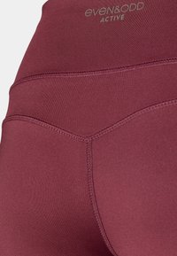 Κολάν αθλητικών ρούχων σε μπορντό χρώμα, με λεία υφή, ψηλή μέση και λεπτομέρειες ραφής, με την επωνυμία "even&odd ACTIVE" κοντά στη μέση.