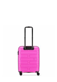 Valise à coque dure rose avec un design texturé, poignée télescopique noire et quatre roues pivotantes pour une mobilité optimale.