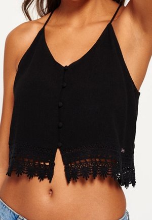 Camisola corta negra con tirantes finos, con cierre de botones al frente y delicado borde de encaje floral en el dobladillo. Textura suave.