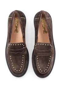 Braune Wildleder-Slipper mit flacher Gummisohle, verziert mit goldenen Nieten an den Rändern und einem gestickten Oberteil-Design. Goldfarbenes "ATOME"-Logo im Inneren.