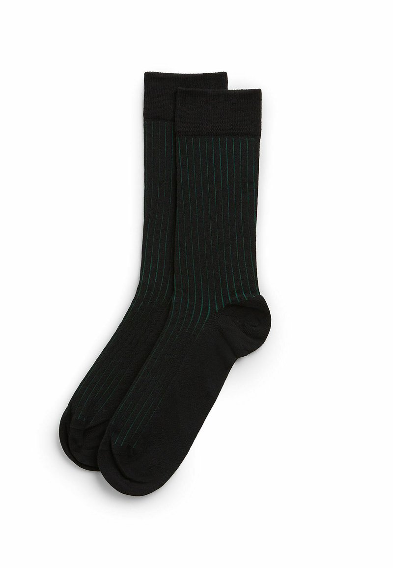 Czarne skarpetki z zielonymi pionowymi paskami, charakteryzujące się gładką teksturą i prążkowanym mankietem. Standardowa długość do kostki zapewniająca komfortowe dopasowanie.