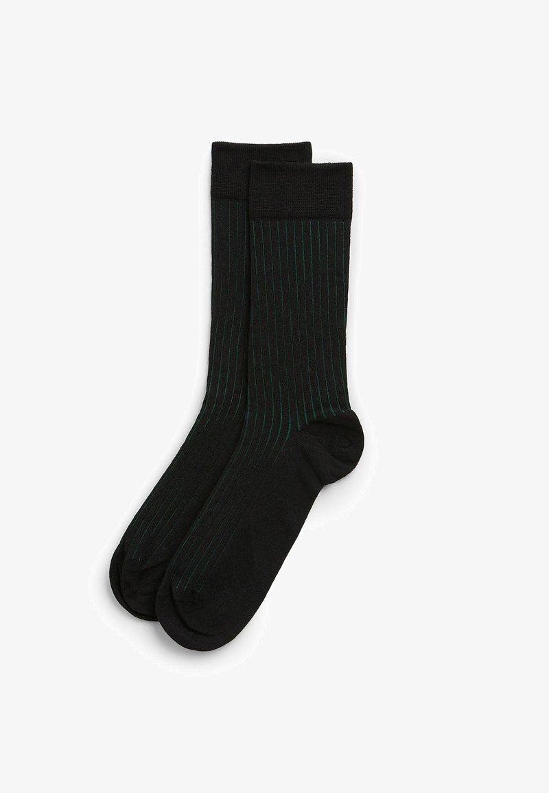 Czarne skarpetki z zielonymi pionowymi paskami, charakteryzujące się gładką teksturą i prążkowanym mankietem. Standardowa długość do kostki zapewniająca komfortowe dopasowanie.