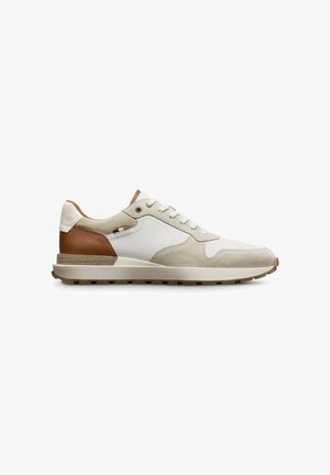 Sneaker aus Leder und Wildleder in Weiß und Beige mit einem braunen Absatzakzent, Schnürdesign, Gummisohle und strukturiertem Finish.