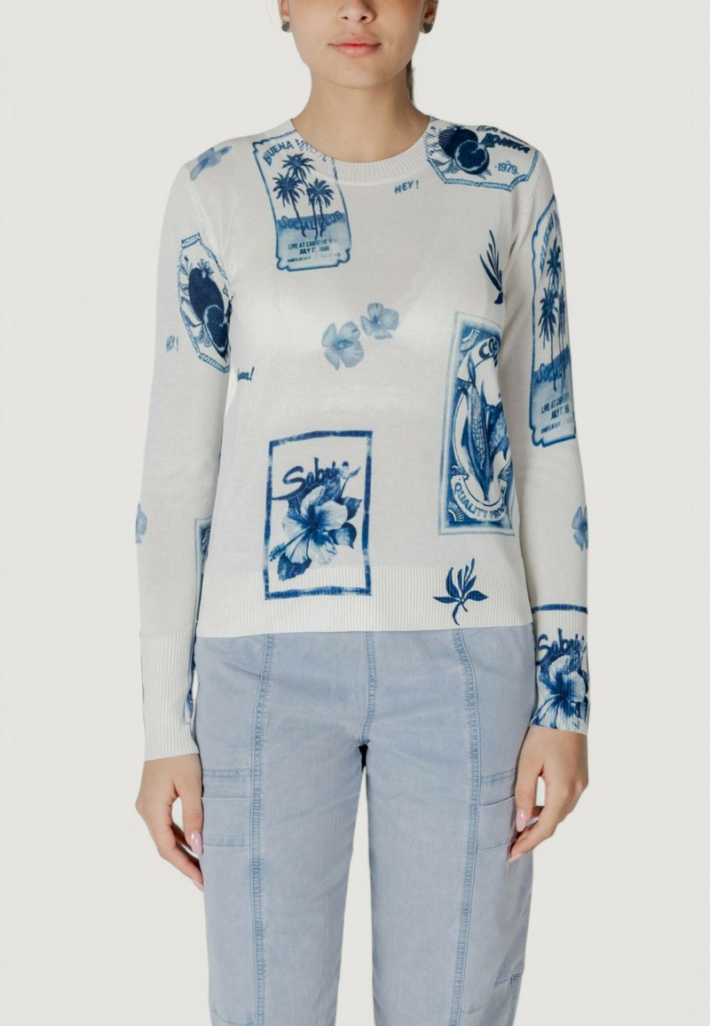 Maglione bianco con stampa floreale e grafica blu, polsini e orlo a costine, scollatura rotonda, con etichette con design e motivi.
