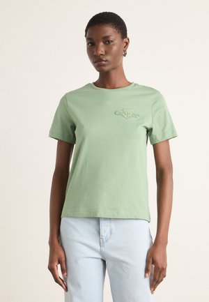 T-shirt in cotone verde chiaro con collo rotondo e maniche corte, caratterizzato da un logo ricamato sul lato sinistro del petto.