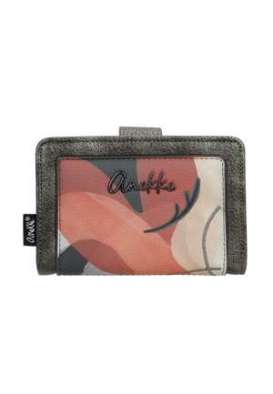 Cartera compacta con bordes metálicos grises, patrón floral abstracto en tonos rosa y beige, y logo negro de "Anekke" en el panel frontal.