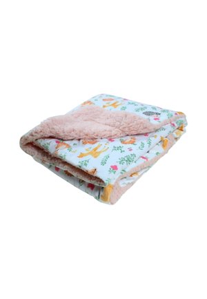 Morbida coperta per neonati piegata con fodera in pile rosa e tessuto esterno con stampe colorate di animali e piante su sfondo bianco.