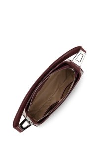 Borsa a tracolla in pelle bordeaux con chiusura a zip, caratterizzata da una superficie liscia, due tasche interne e un accento in metallo argentato sulla maniglia.