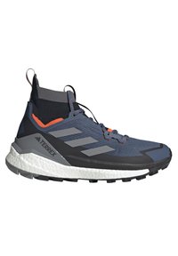 Marineblauer Sportschuh mit einem Obermaterial aus Mesh und Synthetik, grauen Akzenten, orangefarbenen Highlights und einer strukturierten weißen Zwischensohle zur Dämpfung.