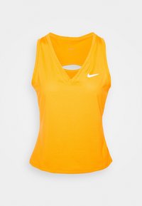 Camiseta sin mangas naranja de Nike con escote en V, que presenta un pequeño corte frontal, tejido texturizado y un logo blanco en la parte izquierda del pecho.