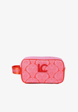 Neceser con forma rectangular en tonos rojos y rosas, decorado con un estampado, con un logo "LC" en rojo y una correa lateral con el texto "COMMENT".