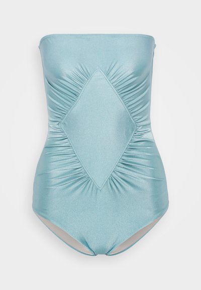 Bešvarkis, blizgantis šviesiai mėlynas vientisas maudymosi kostiumėlis su susiraukusiu raštu ir rombo formos akcentu centre. Kramtomas, minkštas audinys.