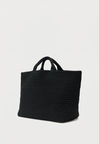 Μαύρη υφαντή τσάντα ώμου με δύο κοντές λαβές, ευρύχωρο σχέδιο, υφή στην επιφάνεια και ορθογώνιο σχήμα. Χωρίς εμφανή εξαρτήματα ή διακοσμητικά.