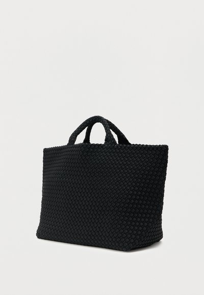 Μαύρη υφαντή τσάντα ώμου με δύο κοντές λαβές, ευρύχωρο σχέδιο, υφή στην επιφάνεια και ορθογώνιο σχήμα. Χωρίς εμφανή εξαρτήματα ή διακοσμητικά.