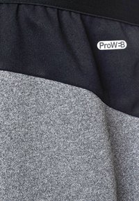 Sporttanktop met een zwart bovenstuk en een gestructureerd grijs onderstuk. Inclusief een wit logo in de bovenste rechterhoek.