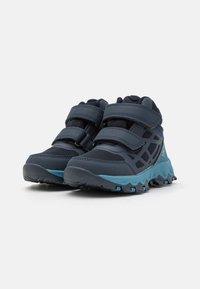 Chaussures pour enfants bleu foncé en matériaux en mesh et synthétiques, dotées de deux bandes velcro et d'une semelle rugueuse et texturée en aqua.