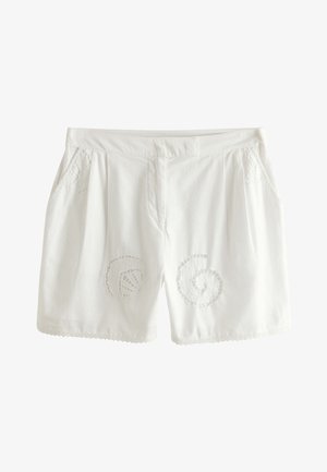 Weiße Damen-Shorts mit Spitzenbesatz an den Säumen, mit dekorativen ausgeschnittenen Muschelmuster auf der Vorderseite und plissierten Taschen an den Seiten.