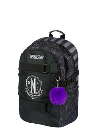 Černý batoh s vzorem pavučiny, šedý pruhovaný vršek, s fialovým pom-pom přívěskem a textem "STŘEDA". Součástí jsou nastavitelné popruhy.