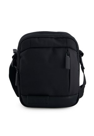 Compacte zwarte crossbodytas met een ritsvak aan de voorkant, verstelbare riem en een gladde textuur, ontworpen voor dagelijks gebruik.