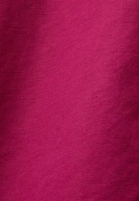 Fuchsieový textil se strukturovaným povrchem, s jemným vzorováním tkaniny. Materiál se zdá být lehký a hladký.