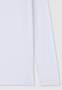 Camicia bianca a maniche lunghe realizzata in morbido cotone con una texture liscia, caratterizzata da un taglio dritto e un sottile dettaglio sull'orlo laterale.