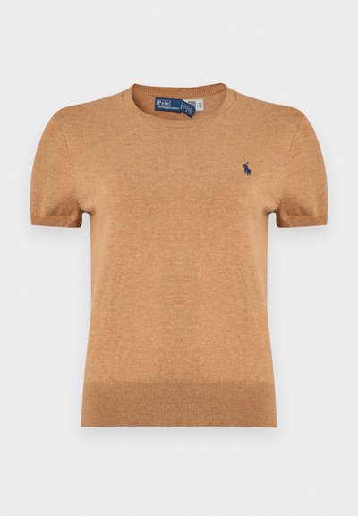 Μπλούζα με κοντά μανίκια και στρογγυλή λαιμόκοψη σε ανοιχτό καφέ χρώμα. Πλεκτή υφή, με μικρό μπλε λογότυπο στο αριστερό στήθος.