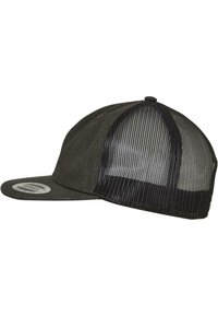 Fekete sapka szilárd elülső résszel és hálós hátsó résszel. Ívelt karima, állítható snapback zárással, és egy kör alakú logóval a fronton.