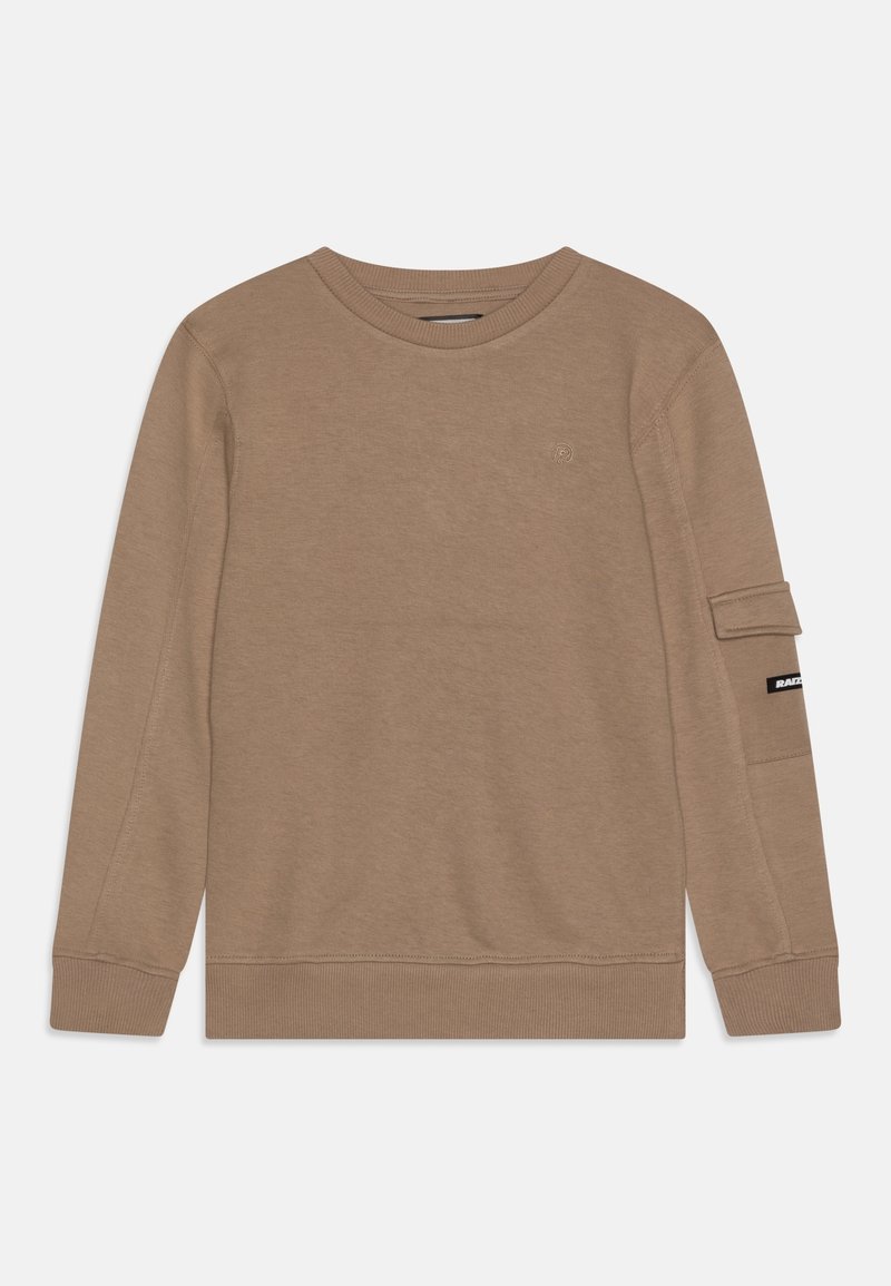 Sweatshirt marron en tissu doux, avec un col rond, des manches longues et une poche latérale avec une étiquette de marque sur la manche.