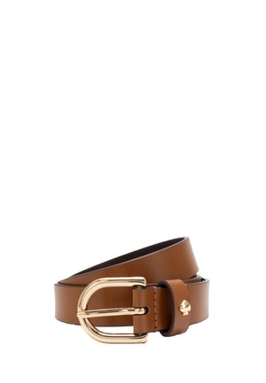 Ceinture en cuir marron roulée avec une boucle métallique dorée incurvée et un petit détail doré en forme de cœur sur la boucle de la sangle.