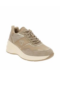 Sneaker beige con un mix di suede e mesh, dettagli lucidi, hardware dorato, collare imbottito e una spessa suola intermedia bianca per l'ammortizzazione.