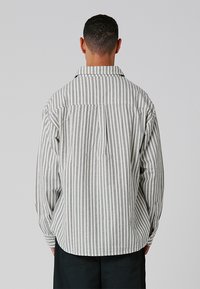 Former REYNOLDS - Skjorte - bone green