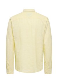 Vue de dos d'une chemise homme manches longues jaune pâle avec poignets boutonnés et col classique.