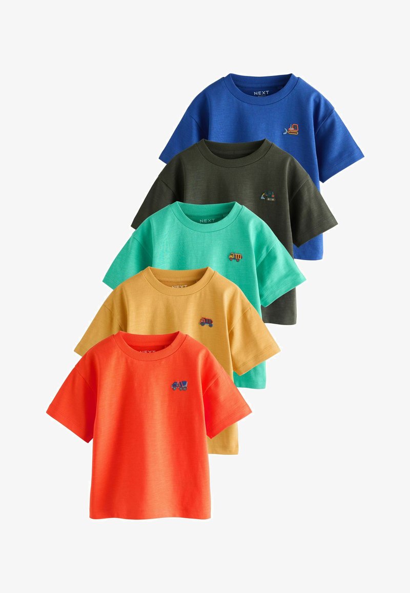 Cinq t-shirts enfant à manches courtes en bleu, vert foncé, sarcelle, jaune et orange, chacun avec une petite broderie de véhicule de chantier.