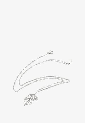 Collana in argento con un delicato pendente a foglia traforato adornato con tre piccole gemme trasparenti, dotata di chiusura regolabile.