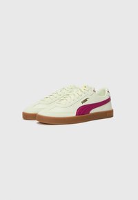 Adidași albi cu o dungă purple, din suede texturat și materiale din piele, dotati cu un design cu șireturi și tălpi din cauciuc gumă.