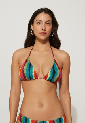 Trojúhelníkový bikini v barevném zigzag vzoru. Disponuje látkovými tkanicemi a ozdobnými korálkami uprostřed. Měkká, hladká textura.