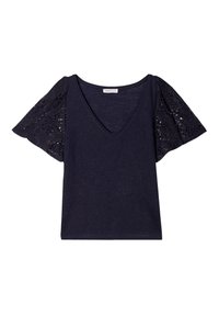Marineblauw T-shirt met korte mouwen, een V-hals en kantdetails op de mouwen. Zachte stof met een ontspannen pasvorm. Patronen van kant voegen textuur en visuele interesse toe.