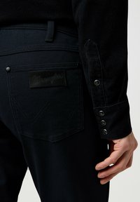 Wrangler GREENSBORO - Vaqueros rectos - cold steel