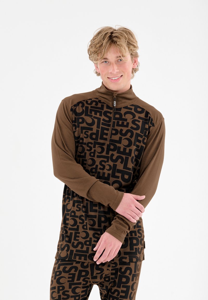 Braunes Langarmshirt mit schwarzem Logo-Muster; hoher Kragen und Halbreißverschluss-Design. Dazu passende gemusterte Hosen sind ebenfalls sichtbar. Weiche Stoffoberfläche.