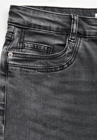 Jeans en denim noir avec un design classique à cinq poches, des coutures solides et une texture légèrement décolorée, dotés d'un bouton en métal et d'une fermeture éclair.