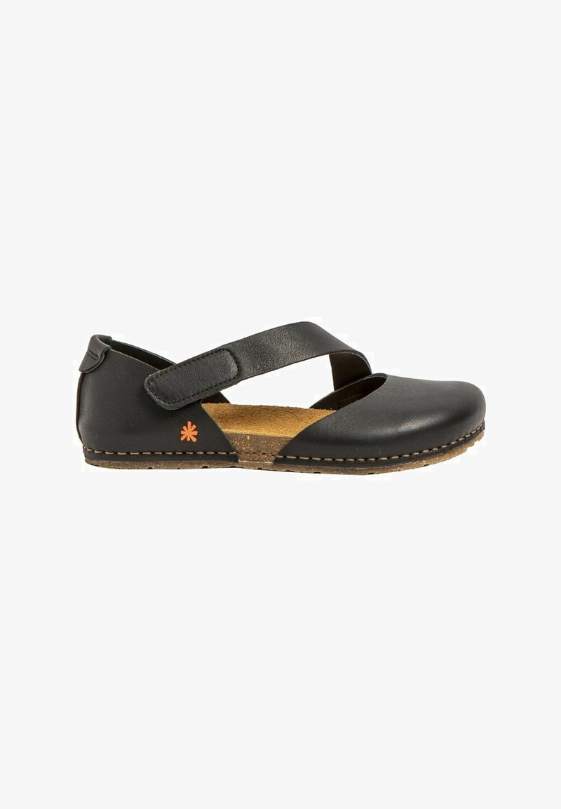 Chaussure plate en cuir noir avec un design à brides croisées, semelle en liège et semelle en caoutchouc cousue. Présente un petit détail d'accent orange.