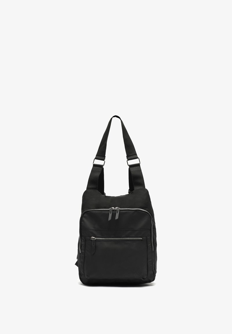 Borsa a tracolla nera in tessuto con tracolla regolabile, due tasche con zip anteriori, superficie liscia e forma rettangolare.