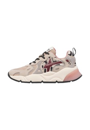 Sneaker beige e rosa con lacci neri, design a forma di stella bordeaux, motivo mimetico, suola spessa e linguetta su sfondo bianco.