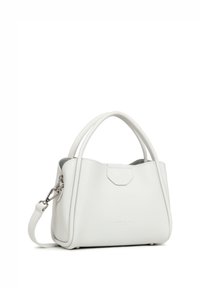 Sac à main en cuir blanc avec deux poignées courbées, une bandoulière détachable et une finition texturée. Doté d'une fermeture plate et d'un branding subtil.