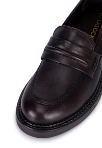 Mocasini din piele neagră, cu un bandou brodat; vârf rotunjit și finisaj texturat; talpă durabilă cu detaliu țesut subtil.